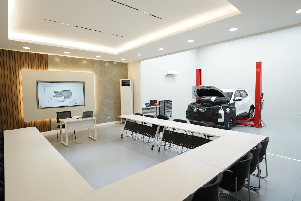 The new UAAGI training facility includes hands-on technical bays, dedicated to advancing aftersales expertise of Lynk & Co technicians.