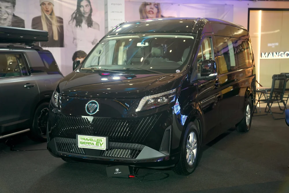The fully electric 12-seater Foton Traveller Sierra EV showcased at the UAAGI multi-brand event alongside Lynk & Co Philippines models.