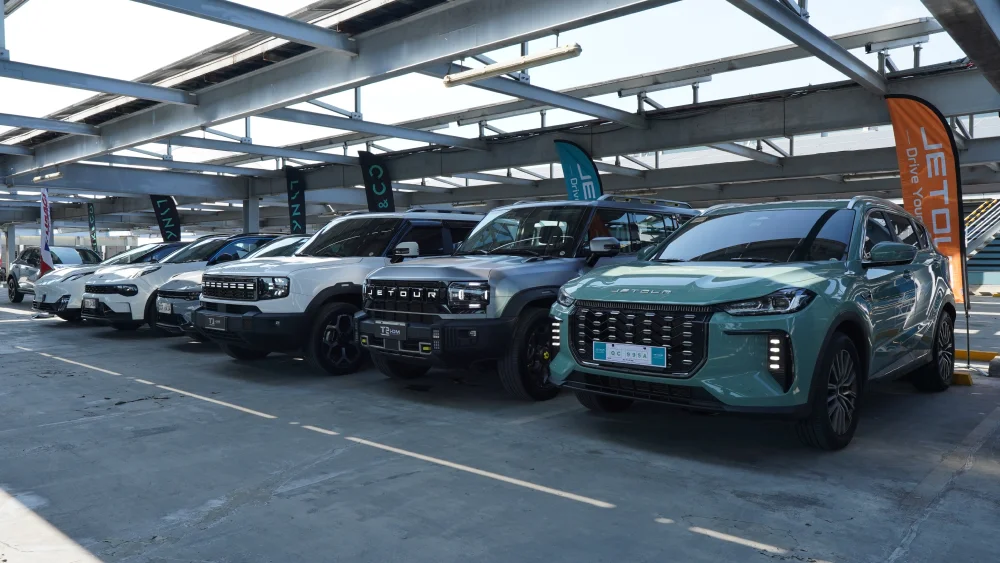Lineup of Lynk & Co connected SUVs and multi-brand vehicles at the UAAGI On the Move 2026 trade-in appraisal zone.